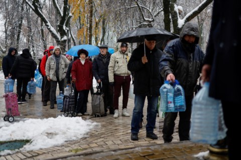 Habitantes de Kiev armazenavam água em garrafões